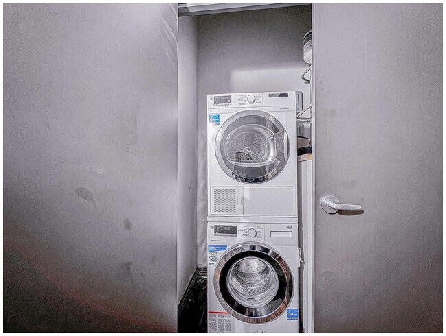 Building Photo - 555 Evergreen St