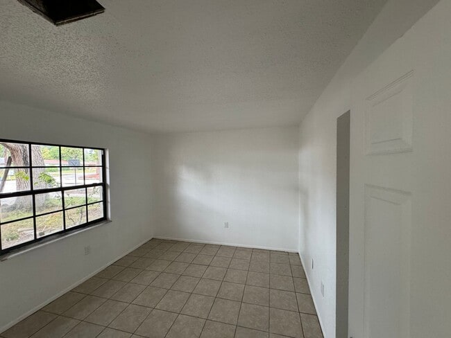 Building Photo - Cozy duplex with 3 bedrooms and 2 baths