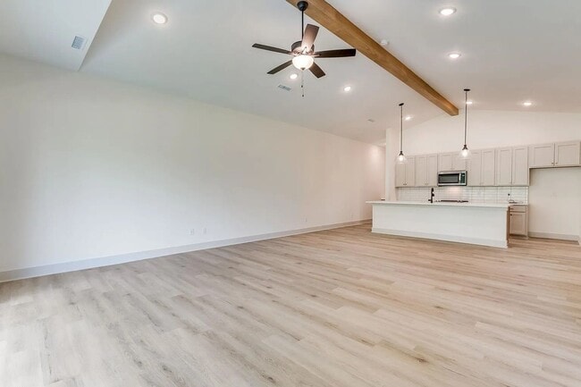 Building Photo - Beautiful and Modern 2 Bedroom