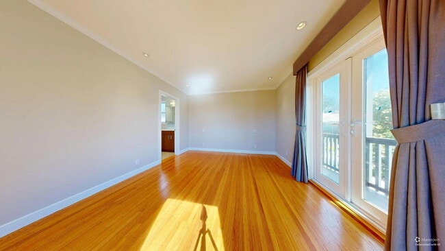 Building Photo - Charming, Renovated 3BR + Sunroom / 3.5 BA...