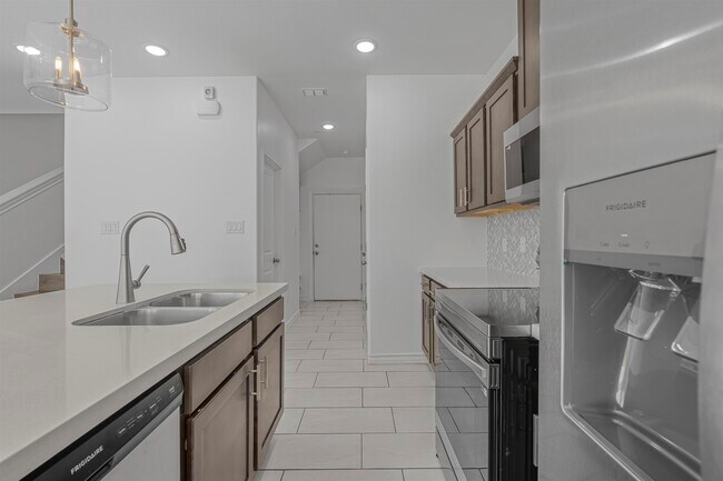 Building Photo - 9916 Bijan Dr