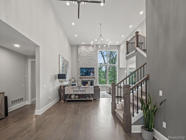 Building Photo - 3511 Lakecrest Dr