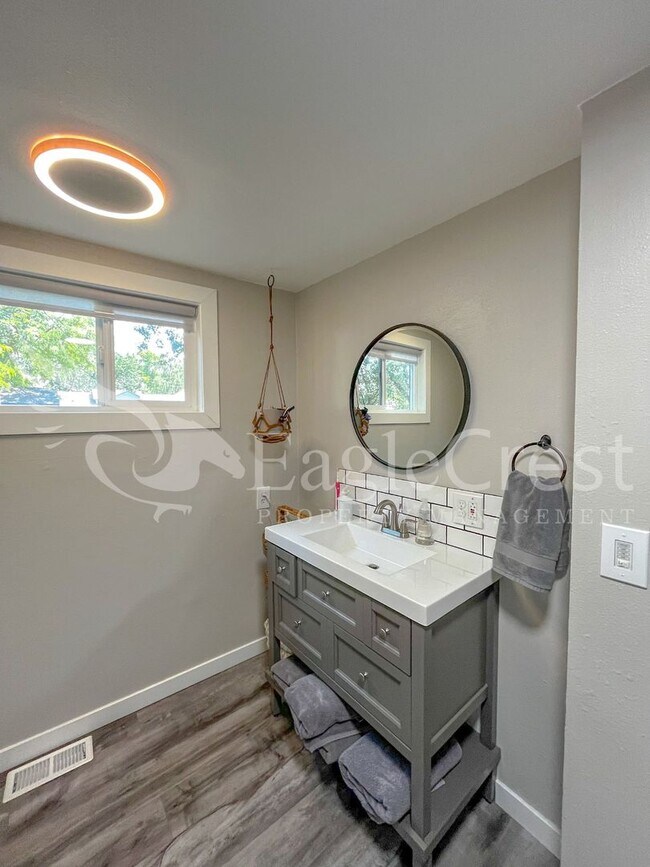Building Photo - A Timeless & Elegant 2 Bedroom 1 Bathroom Single Family Home