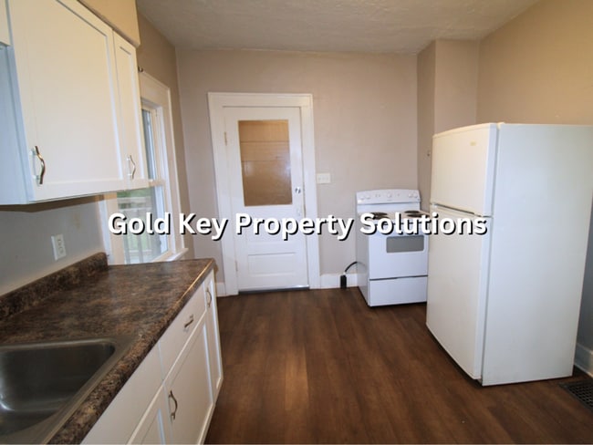 Building Photo - Spacious 2 BR 1 BA House with Covered Front Porch (SECTION 8 APPROVED)