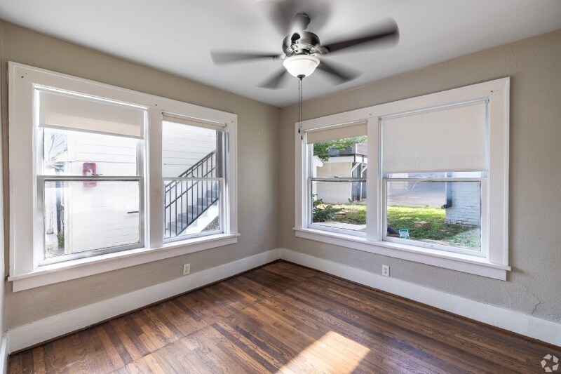 Building Photo - 301-311 W Leuda St