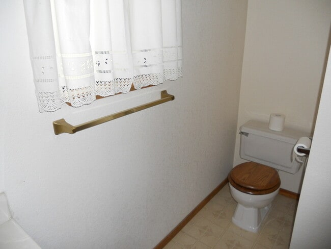 Building Photo - Charming 3-Bed, 2-Bath Home with 2-Car Gar...