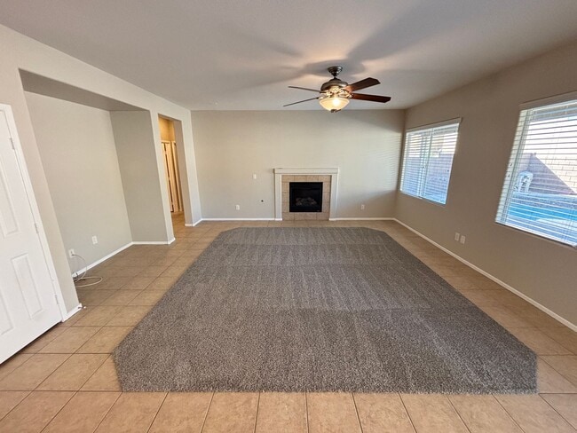 Building Photo - Gorgeous 6Bed/5Bath/4Car, 2-Story Home located in the Mountains Edge