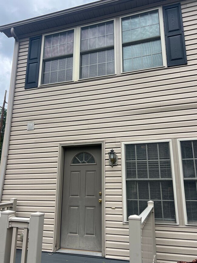 Building Photo - 4 Pineview Pl