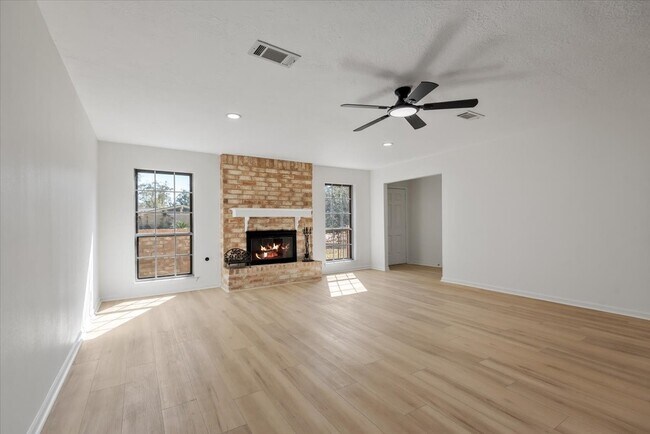 Building Photo - 20 Woody Creek Dr