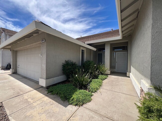 Building Photo - Spacious Single Story 3 Bd, 2 Ba Home in S...