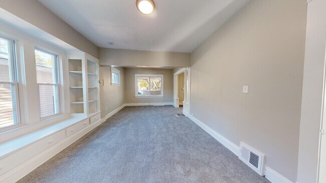 Building Photo - 3915 Hyde Ave