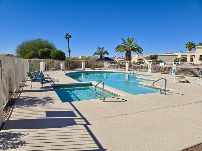 Building Photo - Large townhouse located on the golf course...