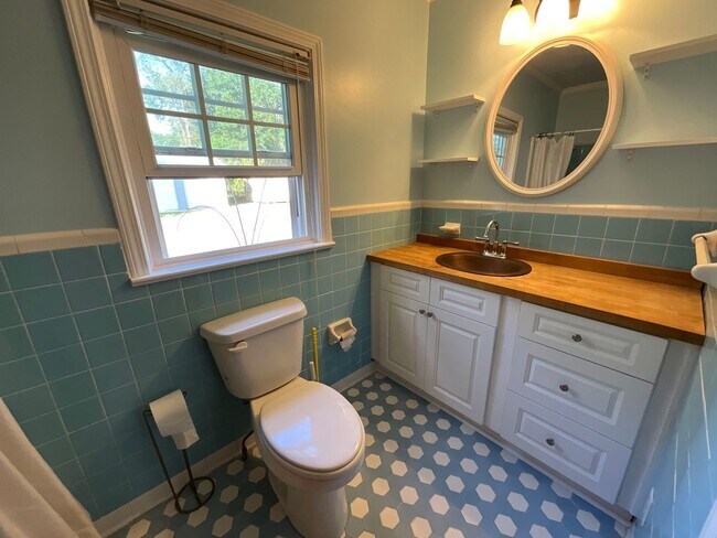 Building Photo - Spacious 3/2 in Greenwood with Everything ...