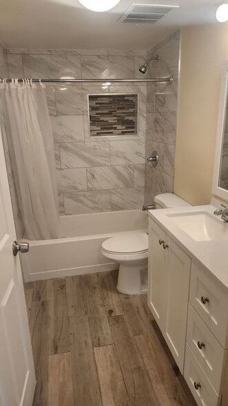 Primary Photo - 1043 W 107th St