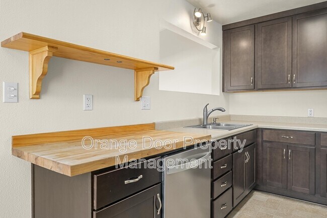 Building Photo - 834 S 72nd St