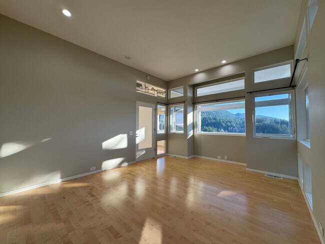 Building Photo - Breathtaking views of Chuckanut Bay!!