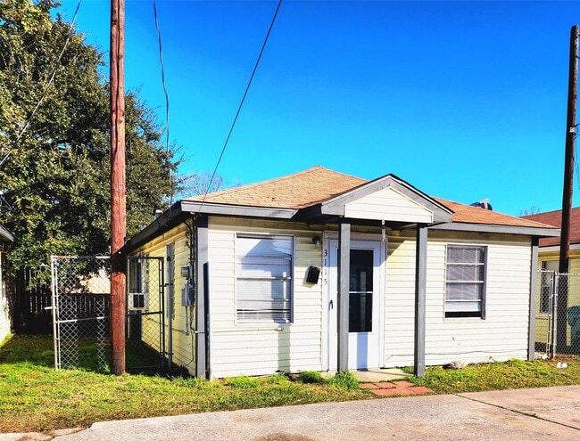 Primary Photo - 3117 Christie St