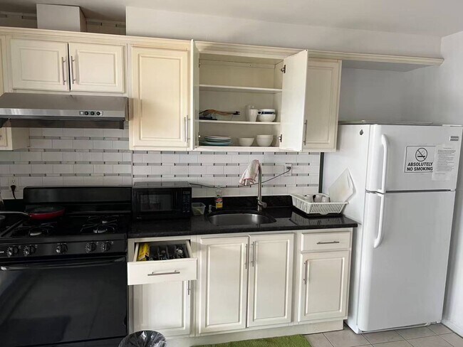 Building Photo - 108-52 63rd Dr