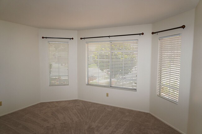 Building Photo - 1366 Fairway Oaks Ave