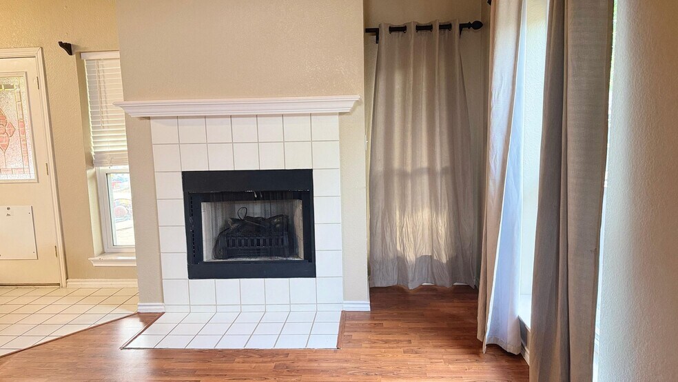 Building Photo - 7011 Cottonwood Cir