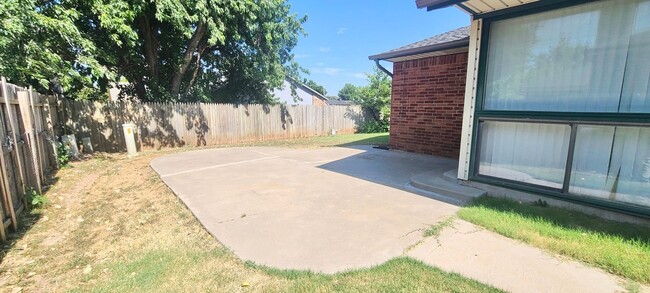 Building Photo - Prime West Norman 3-bed 2-bath 2-car home ...