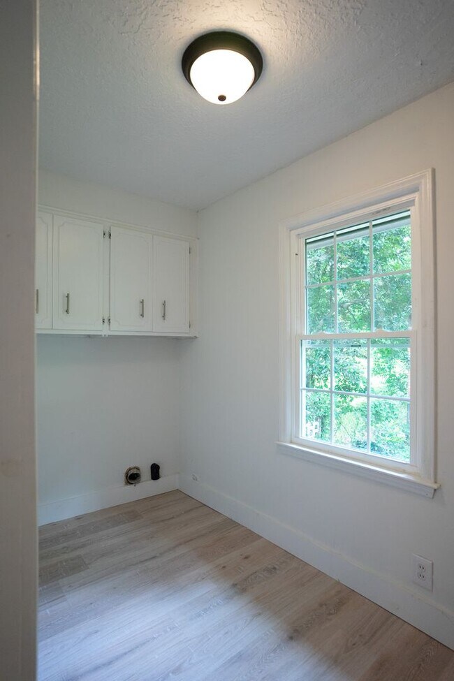 Building Photo - 3120 Edinburgh Dr