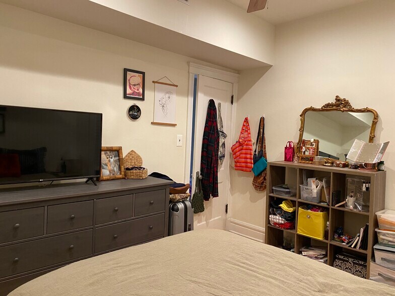 Building Photo - 1427 W Berwyn Ave