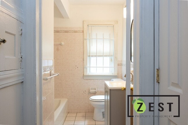 Building Photo - ***OPEN HOUSE SAT. OCT. 11TH 2025 10-10:30AM*** Spacious Upper Flat with Bonus Room, Garage, and ...