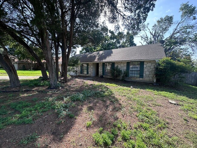 Building Photo - BEAUTIFUL WOOD FLOORING IN THIS 3 BR IN FO...