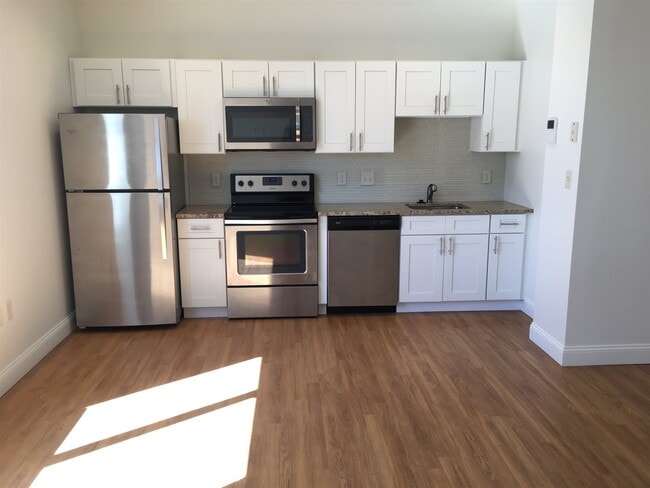 Building Photo - 875 Elm St