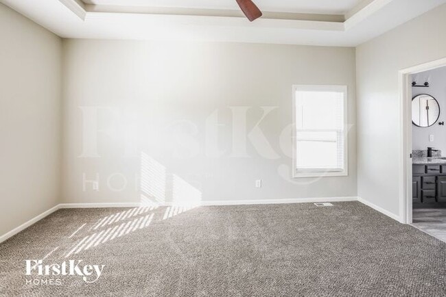 Building Photo - 911 E 8th Cir