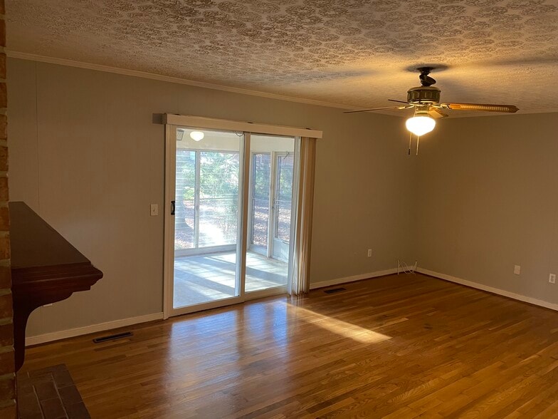 Family Room - 202 Norwood Dr