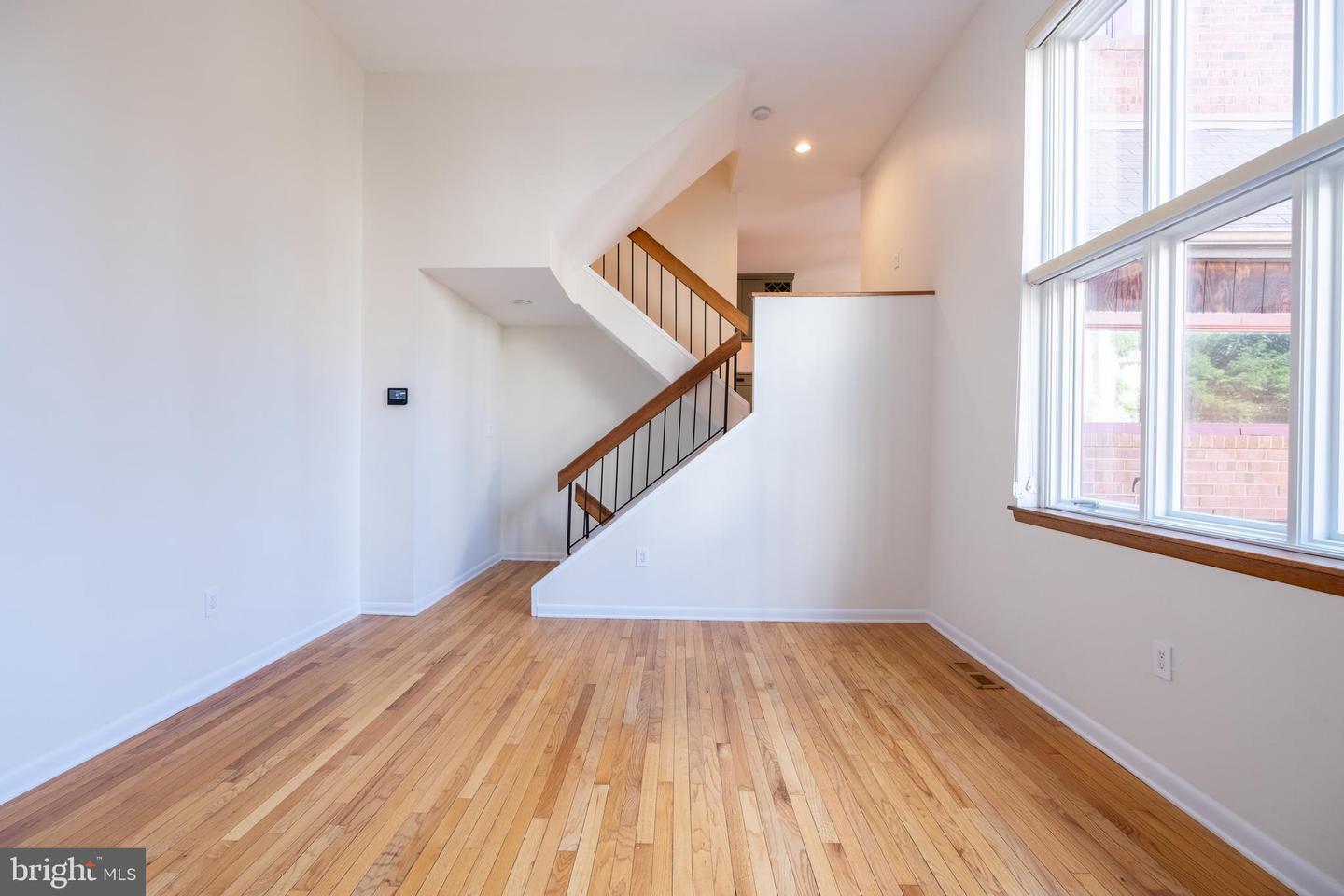 Building Photo - 129 Catharine St
