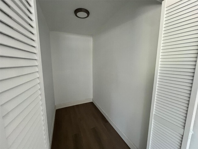 Building Photo - 422 SW 4th Ave