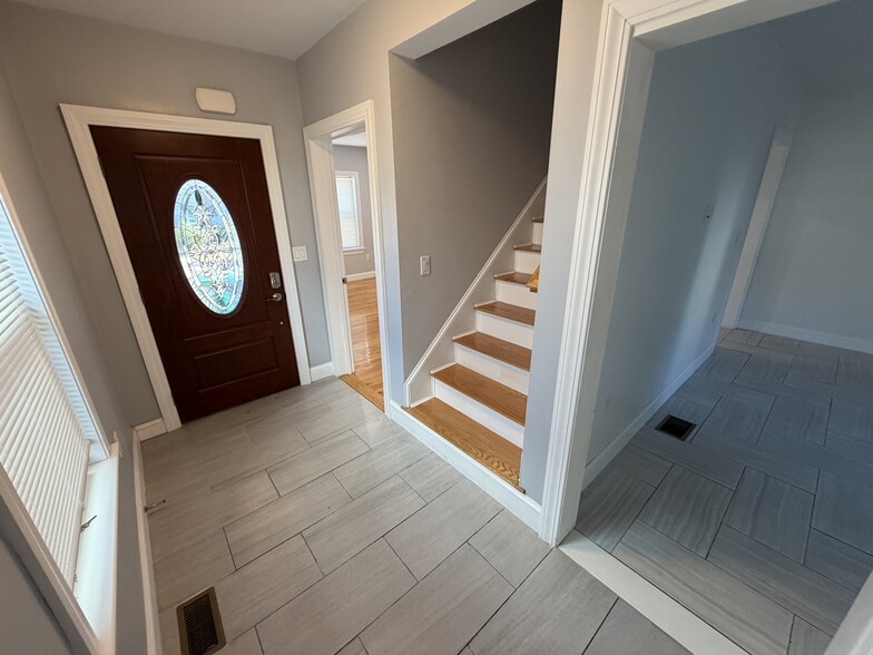 ENTRYWAY - 31 Middle St