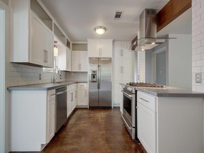 Building Photo - 1110 Fieldcrest Dr