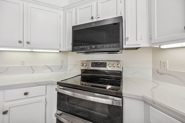 Building Photo - 3447 Heron Dr N