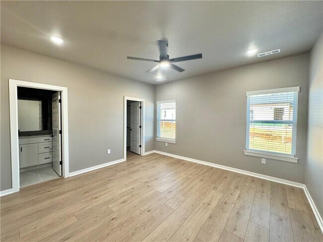 Building Photo - 5900 SW Desert Ave