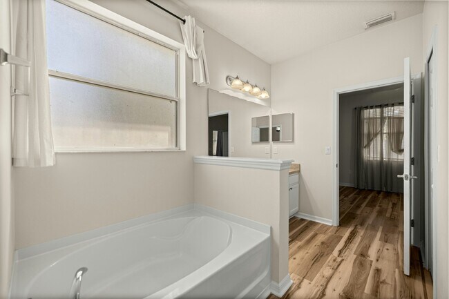 Building Photo - 3008 NE 24th Pl