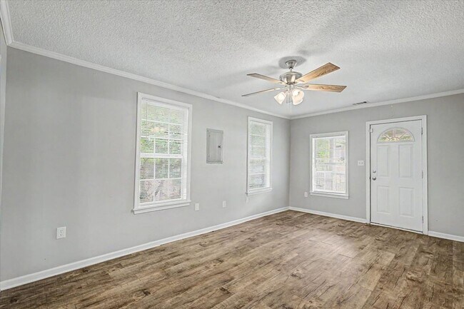 Building Photo - 2 bedroom minutes from SCAD