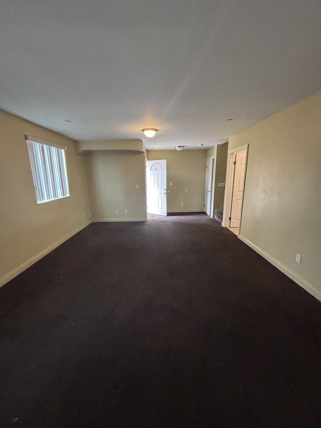 Building Photo - 616 E 84th Pl