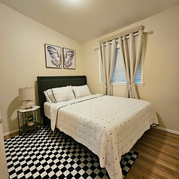 Building Photo - 5631 Acclamation St E