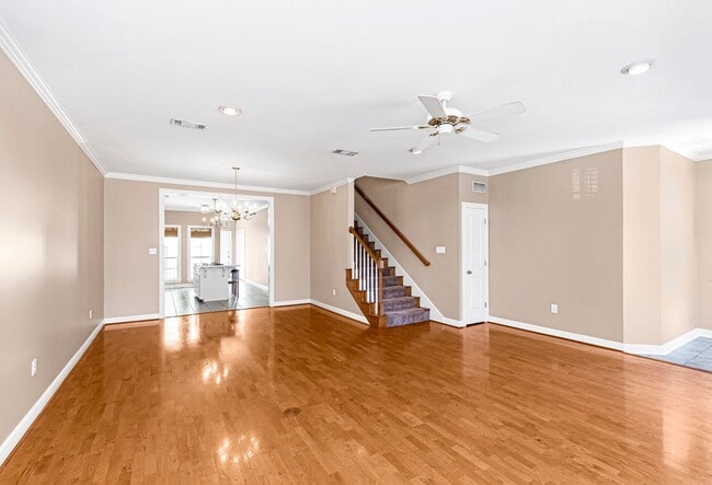 Building Photo - 3 Bedroom Townhome | Gated Community| Community Pool