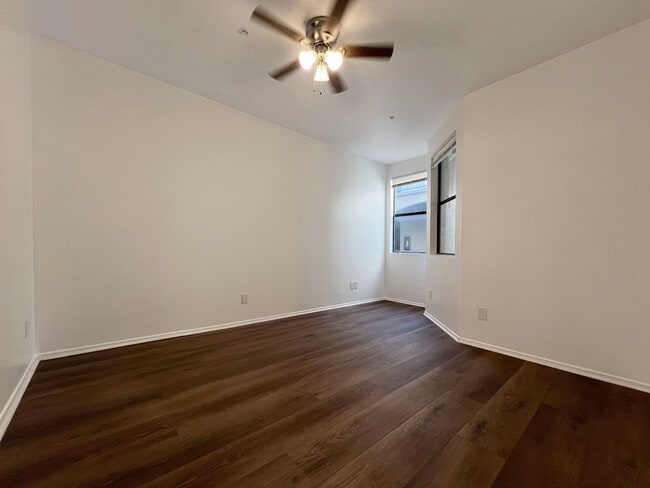 Building Photo - **555 Maine Ave #304 Long Beach** 3 bedroom 2 bath condo less than 5 miles from the beach