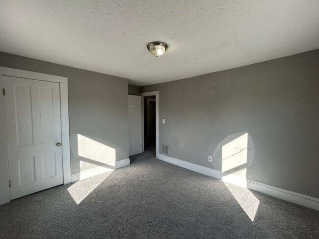 Building Photo - Charming & Move-In Ready in Lorain!