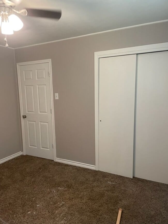 Building Photo - Mid April Move In