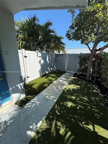 Building Photo - 1109 NE 6th Ave