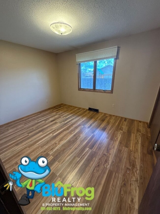 Building Photo - MO -  8th Ave Duplex
