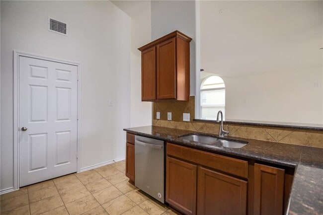 Building Photo - 137 Langtry Ln