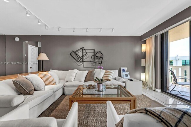 Building Photo - 1121 Crandon Blvd